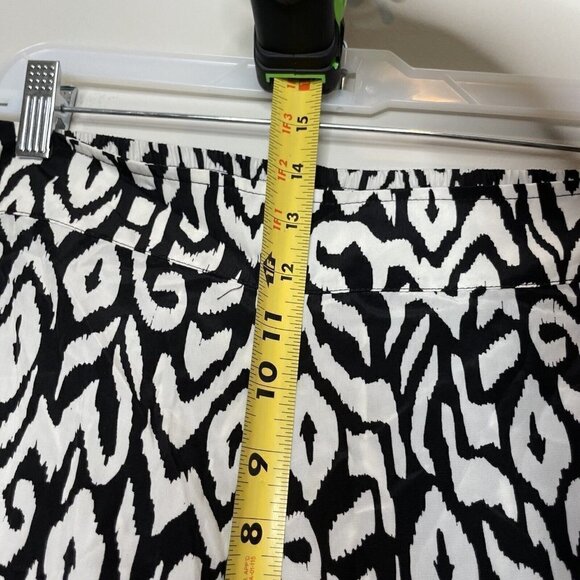 NWT Torrid Black White Ikat Print Silky Challis Short Elastic Waist Size 4x - Picture 8 of 9
